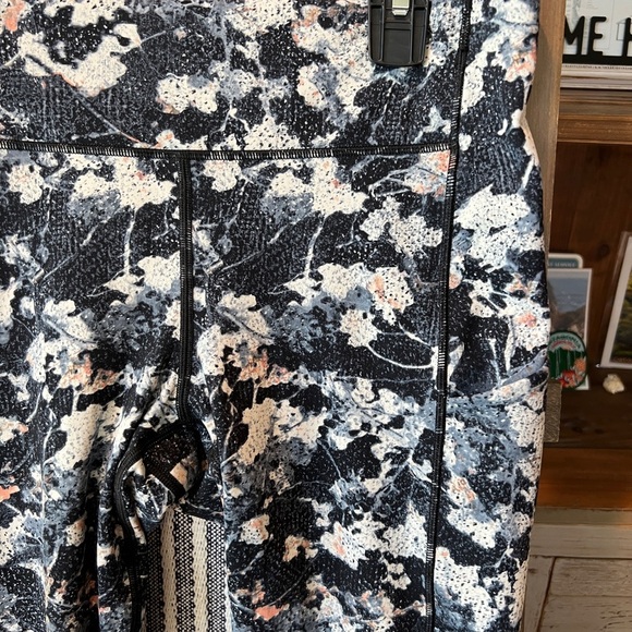 Lululemon women’s speed up crop size 8 - Picture 3 of 10